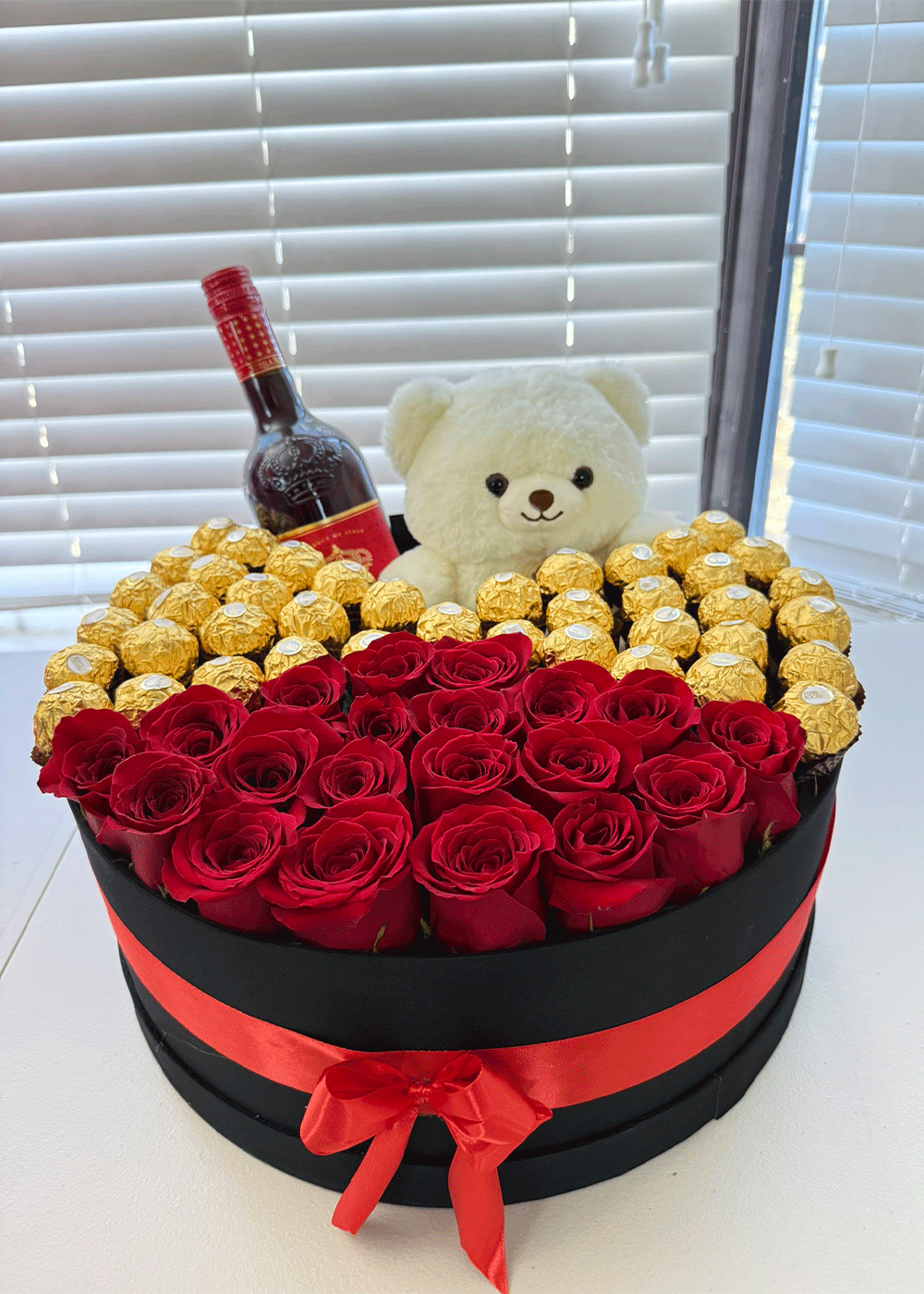 Luxury Love Box – Roses, Chocolates & Teddy
