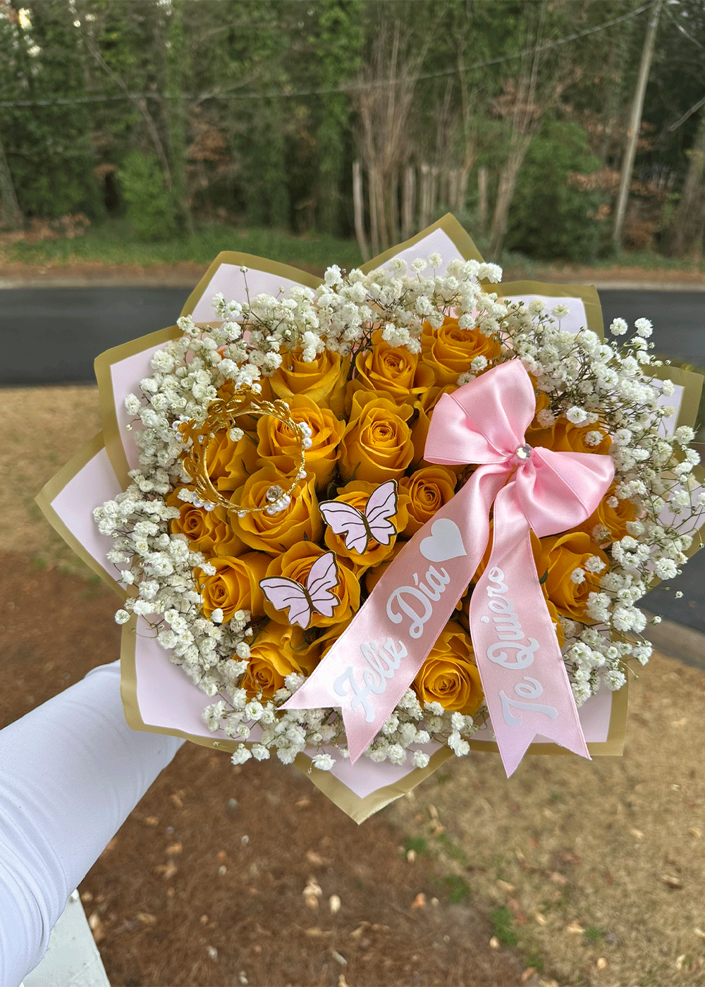Princess Glow Bouquet – 25 Roses with Baby’s Breath”