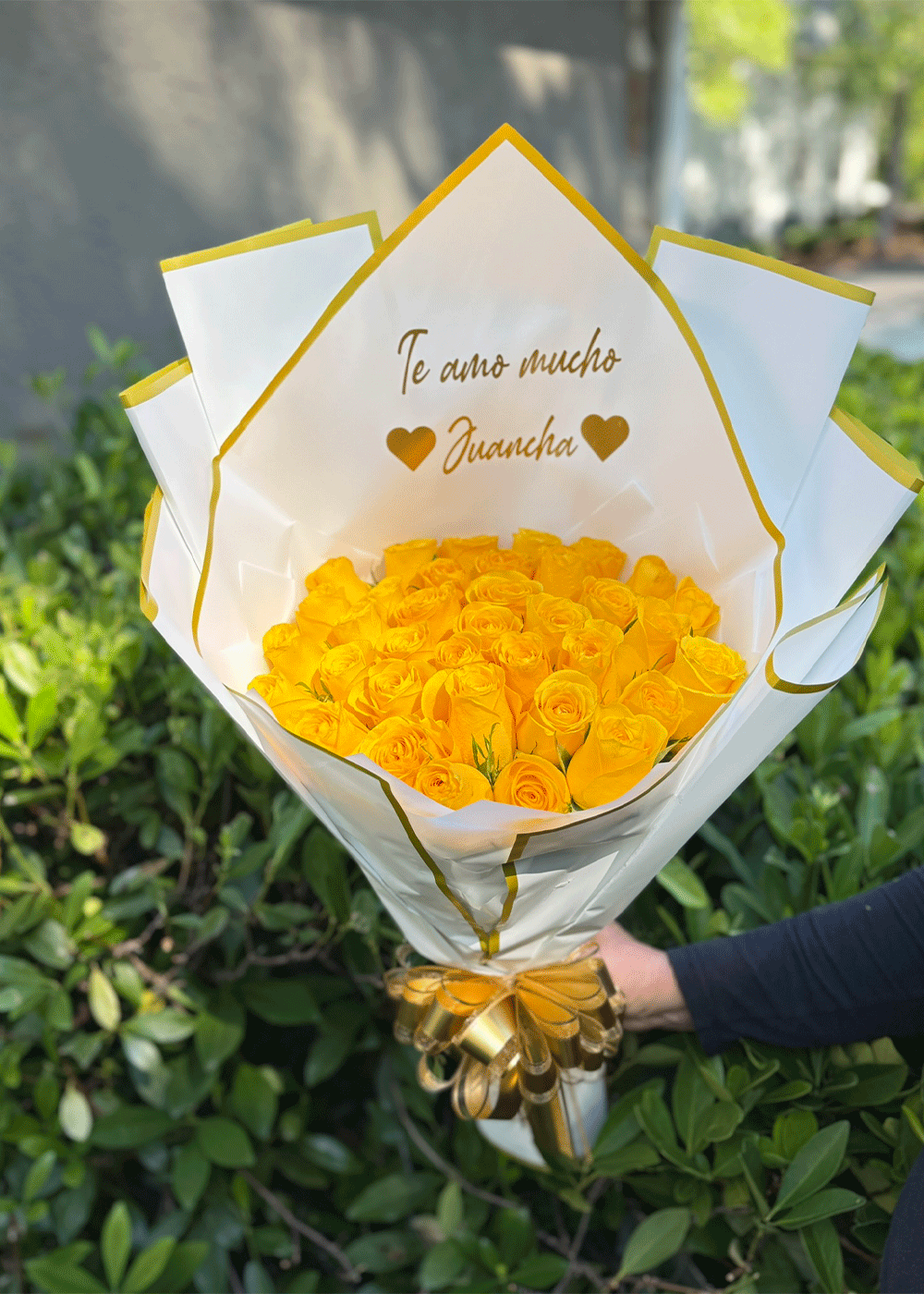 Golden Love Bouquet – 25 Yellow Roses”